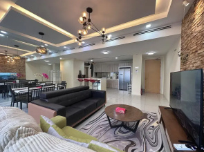 Skyline Luxe 4BR Retreat with En-suites