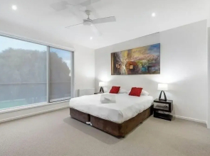 Gorgeous 5 Bedroom - Golf Course Views