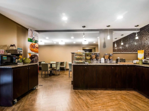 Clarion Pointe Downtown