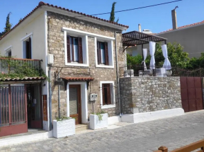 Naupactus unique harbor apartment in a stone house!