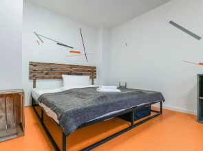 Sunny hostel room for 3