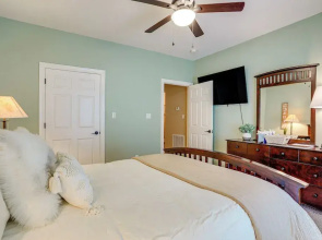 Home w/ Hot Tub, 1 Mi to Wintergreen Resort Slopes