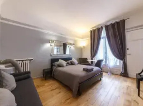 Private Studio - Avenue des Champs-Elysees
