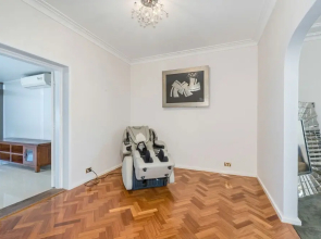 Spacious 4 Bedroom House The Hill