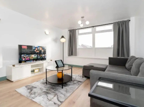 Stylish, modern 3 bedroom townhouse with parking