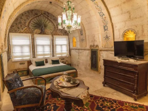 Solo Cave Suites