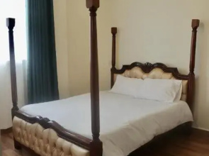 Up-Hill Rosslyn 1 bedroom Apartment