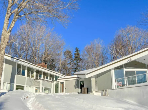 Pristine West Dover Home w/ Deck & Mountain Views!