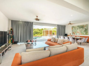 Luxury 6BR Villa w Pool Maid at Yarari