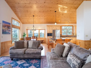 Tahoe Donner Pinnacle Loop Mountain 5 Bedroom Home by RedAwning
