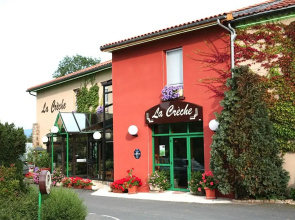 Hôtel-Restaurant La Crèche et sa piscine intérieure - Logis Hôtels