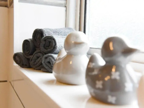 Westgate House - 5 bedroom newly renovated house with hot tub & private parking