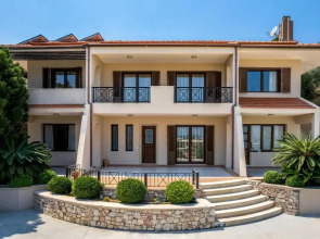 3 Roses Residence