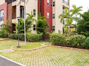 Kinsgton Modern Duplex Apartment with Pool