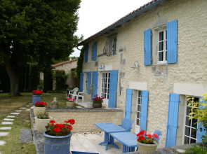 Vintage Holiday Home in Lusignac with Pool