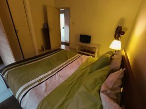 Harry's BnB 1 Bedroom Guesthouse