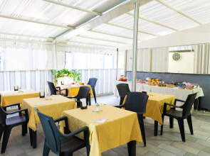 Napoli's Gold Hotel