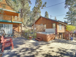 Quaint Big Bear Home w/ Hot Tub: 4 Mi to Skiing!