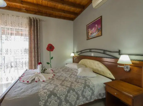 Makis Studios & Apartments