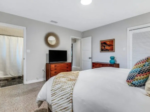 Mid Century Modern Pool Home In The Best Location! 2 Bedroom Home by Redawning