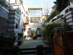 Rose Garden Suites