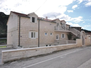 Amazing Apartment in Pucisca With 3 Bedrooms and Wifi