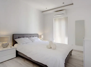 Stylish 2BR Apart, Steps Away from the Beach