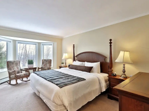 The Birch Ridge: English Gentleman's Room #9 - King Suite In Killington, Vermont. Hot Tub. 1 Bedroom Home