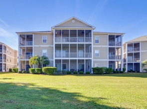 3 Mi to Surfside Beach! 1st-floor End Unit w/ Pool