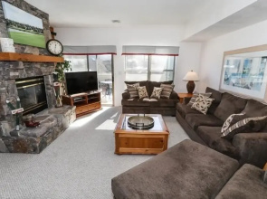 Seven Springs Stonegate 2 Bedroom Condo, Ski-In/Out, Sleeps 8! by RedAwning