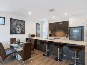 Luxury home in Christies Beach with King Bed, NBN, Netflix, 3Bed 2Bath