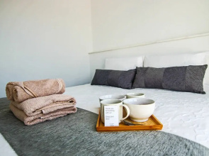Phaedrus Living: Seaside Executive Flat Harbour 201