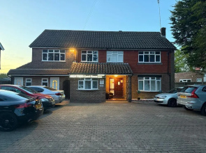 High Trees Gatwick Guest House