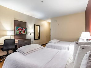 Red Roof Inn PLUS+ Long Island - Garden City