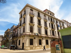 Hostal Balcones 3, Knocking on Cuba