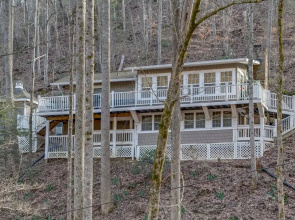 Spring Creek Cottage 1 Bedroom Chalet by RedAwning