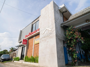 RedDoorz near Wisata Paribendo Lawang