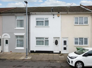 Cosy Contractor & Family House with Free Parking by ComfyWorkers
