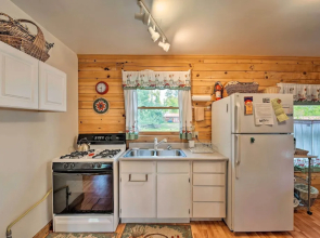 Cozy Colorado Cabin w/ Deck, Grill & River Access!