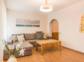 Cozy Holiday Home. Beautiful Garden. 200m Beach
