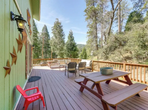 Remodeled Crestline Retreat: Walk to Lake Gregory!