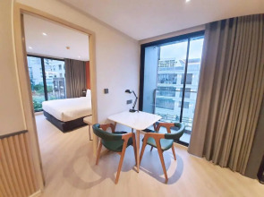 The Quart Ruamrudee by UHG