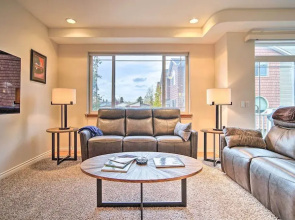 Sleek Escape w/ Balcony < 1 Mi to 5th Avenue!