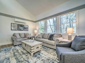 Sapphire Home w/ Grill & Pool Access