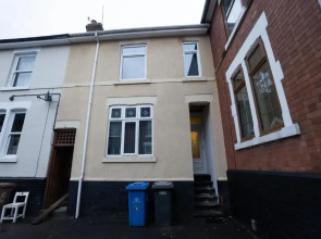 *4 Bed House *Central *Newly Refurbished *Parking