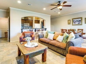 Spacious & Family-friendly! Tamu Townhome w/ Yard