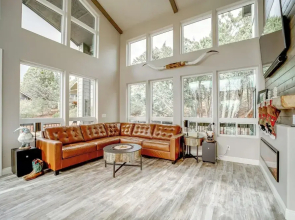 Hot Tub + Deck: Mtn-view Pine Getaway!