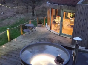 Luxury and Peaceful 1-bed Roundhouse With Hot Tub