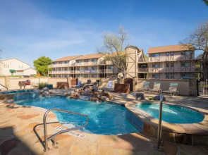 Waterwheel Hideaway - Cozy Condo for 6 With Resort-style Amenities