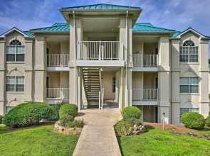 Unwind Fireside! Condo 4 Mi to Branson Strip